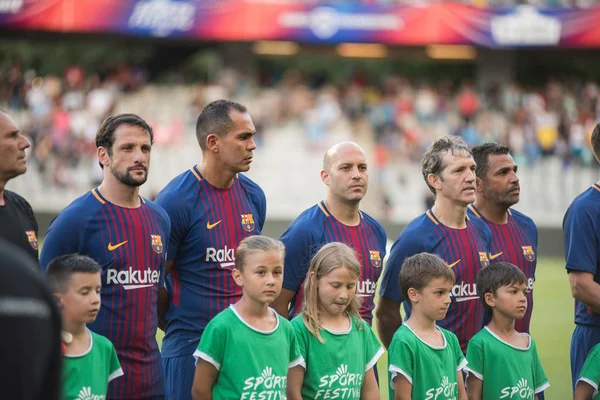 Cluj, Romanya - 16 Haziran 2018: Futbolcuların Romanya altın takım ve Barcelona efsanelerin bir dostu futbol maçın başında playfield girme
