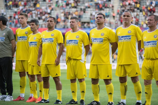 Cluj, Romanya - 16 Haziran 2018: Futbolcuların Romanya altın takım ve Barcelona efsanelerin bir dostu futbol maçın başında playfield girme