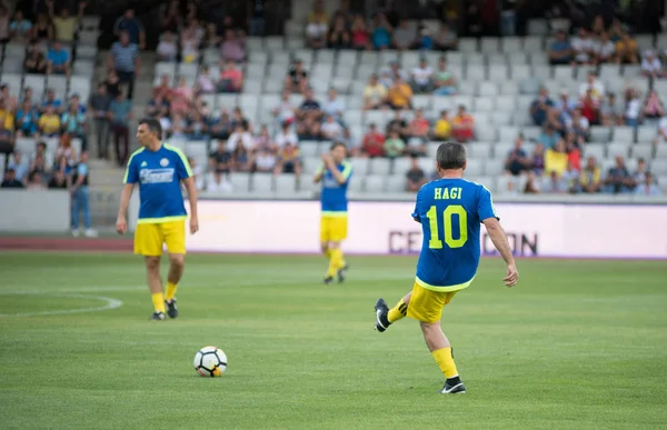 Cluj, Romanya - 16 Haziran 2018: Romanya futbol altın bir dostluk maçı Barcelona efsaneler karşı spor festivali sırasında takımında oynamaktadır