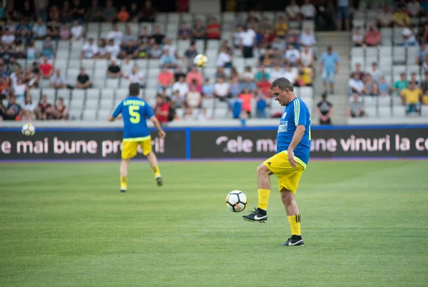 Cluj, Romanya - 16 Haziran 2018: Romanya futbol altın bir dostluk maçı Barcelona efsaneler karşı spor festivali sırasında takımında oynamaktadır