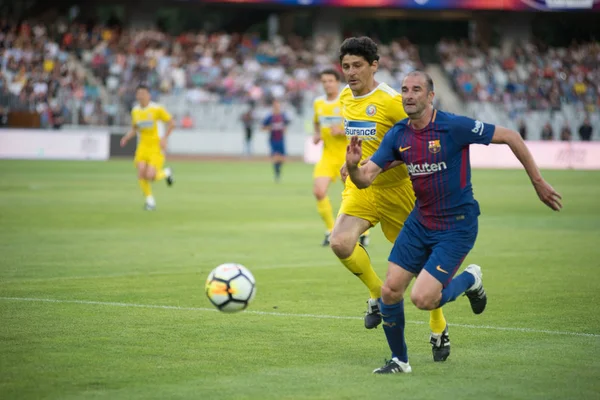 Cluj, Romanya - 16 Haziran 2018: Romanya futbol altın bir dostluk maçı Barcelona efsaneler karşı spor festivali sırasında takımında oynamaktadır