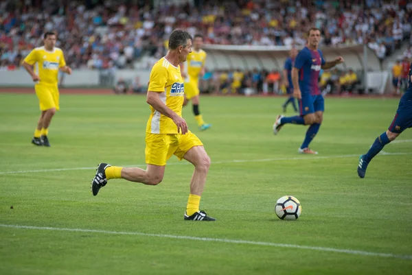 Cluj, Romanya - 16 Haziran 2018: Romanya futbol altın bir dostluk maçı Barcelona efsaneler karşı spor festivali sırasında takımında oynamaktadır
