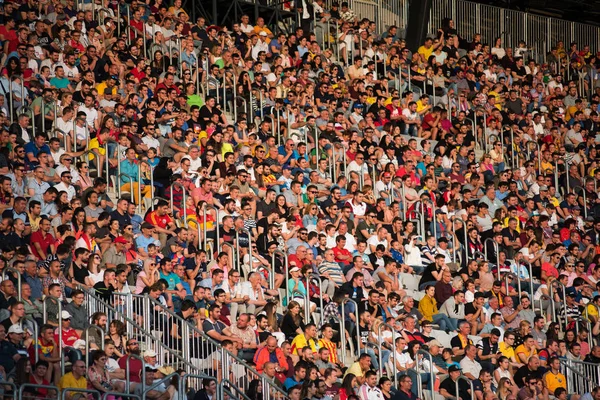 Cluj, Romanya - 16 Haziran 2018: Kalabalık insan, futbol taraftarları Romanya altın takım ve Barcelona efsaneler arasında bir maç onların favorites destekleyen Tribune