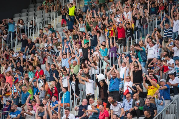 Cluj, Romanya - 16 Haziran 2018: Kalabalık insan, futbol taraftarları Romanya altın takım ve Barcelona efsaneler arasında bir maç onların favorites destekleyen Tribune