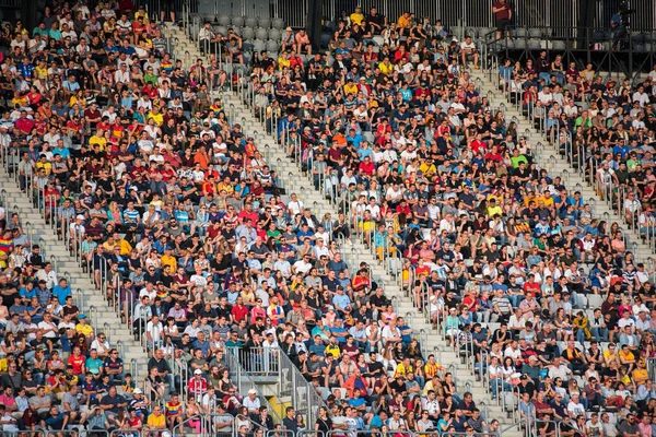 クルージュ県 ルーマニア 2018 大勢の人 ルーマニア黄金チームとバルセロナの伝説との間の試合で自分のお気に入りをサポート トリビューンのサッカーファン — ストック写真