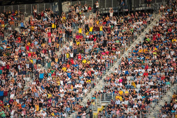 Cluj, Romanya - 16 Haziran 2018: Kalabalık insan, futbol taraftarları Romanya altın takım ve Barcelona efsaneler arasında bir maç onların favorites destekleyen Tribune
