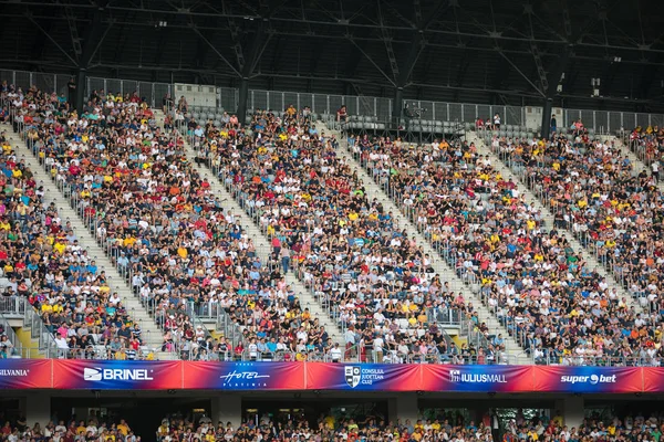 Cluj, Romanya - 16 Haziran 2018: Kalabalık insan, futbol taraftarları Romanya altın takım ve Barcelona efsaneler arasında bir maç onların favorites destekleyen Tribune