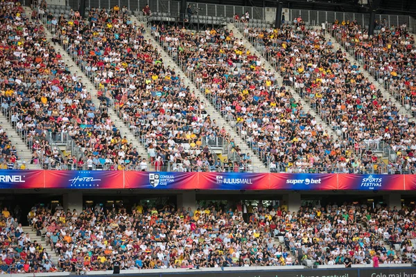 Cluj, Romanya - 16 Haziran 2018: Kalabalık insan, futbol taraftarları Romanya altın takım ve Barcelona efsaneler arasında bir maç onların favorites destekleyen Tribune