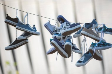 Çift spor ayakkabı ve kablo üzerinde asılı Ayakkabı