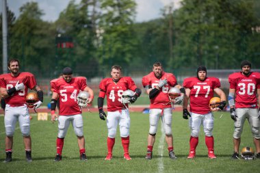 Cluj, Romanya - 17 Haziran 2018: Amerikan futbolu takımı Cluj Bükreş Romanya Kupası kupa içinde davaya yakın savaşçılar karşı yarı final maçı oynayan Haçlılar