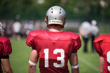 Cluj, Romanya - 17 Haziran 2018: Amerikan futbolu takımı Cluj Bükreş Romanya Kupası kupa içinde davaya yakın savaşçılar karşı yarı final maçı oynayan Haçlılar