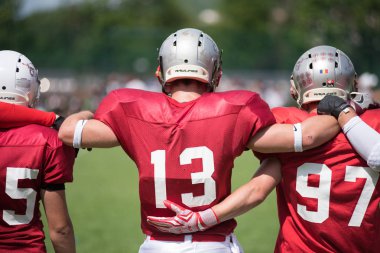 Cluj, Romanya - 17 Haziran 2018: Amerikan futbolu takımı Cluj Bükreş Romanya Kupası kupa içinde davaya yakın savaşçılar karşı yarı final maçı oynayan Haçlılar
