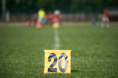 Amerikan futbol sahası. Satır numarası 20