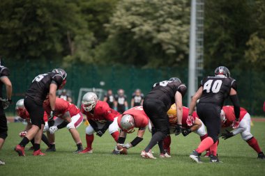 Cluj, Romanya - 17 Haziran 2018: Amerikan futbolu takımı Cluj Bükreş Romanya Kupası kupa içinde davaya yakın savaşçılar karşı yarı final maçı oynayan Haçlılar