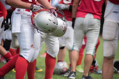 Cluj, Romanya - 17 Haziran 2018: Amerikan futbolu takımı Cluj Bükreş Romanya Kupası kupa içinde davaya yakın savaşçılar karşı yarı final maçı oynayan Haçlılar