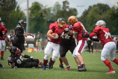 Cluj, Romanya - 17 Haziran 2018: Amerikan futbolu takımı Cluj Bükreş Romanya Kupası kupa içinde davaya yakın savaşçılar karşı yarı final maçı oynayan Haçlılar