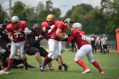 Cluj, Romanya - 17 Haziran 2018: Amerikan futbolu takımı Cluj Bükreş Romanya Kupası kupa içinde davaya yakın savaşçılar karşı yarı final maçı oynayan Haçlılar