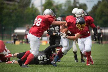 Cluj, Romanya - 17 Haziran 2018: Amerikan futbolu takımı Cluj Bükreş Romanya Kupası kupa içinde davaya yakın savaşçılar karşı yarı final maçı oynayan Haçlılar