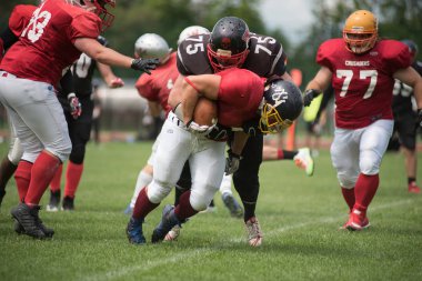 Cluj, Romanya - 17 Haziran 2018: Amerikan futbolu takımı Cluj Bükreş Romanya Kupası kupa içinde davaya yakın savaşçılar karşı yarı final maçı oynayan Haçlılar
