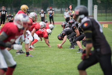 Cluj, Romanya - 17 Haziran 2018: Amerikan futbolu takımı Cluj Bükreş Romanya Kupası kupa içinde davaya yakın savaşçılar karşı yarı final maçı oynayan Haçlılar