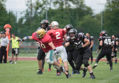 Cluj, Romanya - 17 Haziran 2018: Amerikan futbolu takımı Cluj Bükreş Romanya Kupası kupa içinde davaya yakın savaşçılar karşı yarı final maçı oynayan Haçlılar