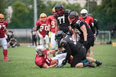 Cluj, Romanya - 17 Haziran 2018: Amerikan futbolu takımı Cluj Bükreş Romanya Kupası kupa içinde davaya yakın savaşçılar karşı yarı final maçı oynayan Haçlılar