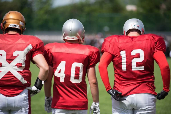 Cluj, Romanya - 17 Haziran 2018: Amerikan futbolu takımı Cluj Bükreş Romanya Kupası kupa içinde davaya yakın savaşçılar karşı yarı final maçı oynayan Haçlılar