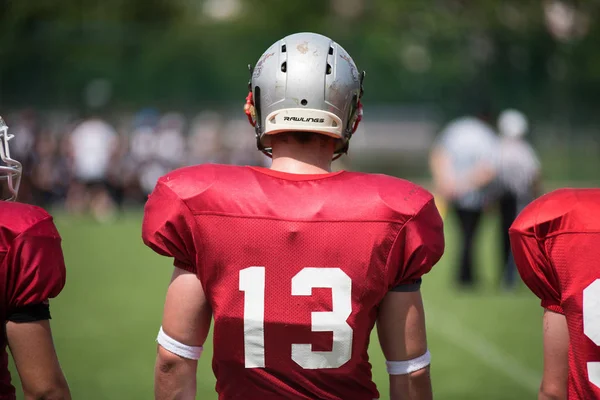 Cluj, Romanya - 17 Haziran 2018: Amerikan futbolu takımı Cluj Bükreş Romanya Kupası kupa içinde davaya yakın savaşçılar karşı yarı final maçı oynayan Haçlılar