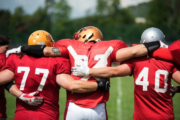 Cluj, Romanya - 17 Haziran 2018: Amerikan futbolu takımı Cluj Bükreş Romanya Kupası kupa içinde davaya yakın savaşçılar karşı yarı final maçı oynayan Haçlılar
