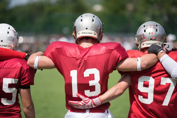 Cluj, Romanya - 17 Haziran 2018: Amerikan futbolu takımı Cluj Bükreş Romanya Kupası kupa içinde davaya yakın savaşçılar karşı yarı final maçı oynayan Haçlılar