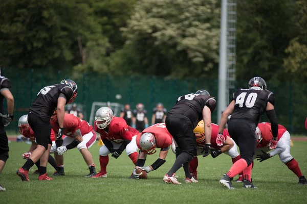 Cluj, Romanya - 17 Haziran 2018: Amerikan futbolu takımı Cluj Bükreş Romanya Kupası kupa içinde davaya yakın savaşçılar karşı yarı final maçı oynayan Haçlılar
