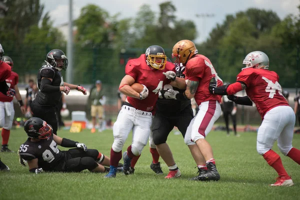 Cluj, Romanya - 17 Haziran 2018: Amerikan futbolu takımı Cluj Bükreş Romanya Kupası kupa içinde davaya yakın savaşçılar karşı yarı final maçı oynayan Haçlılar