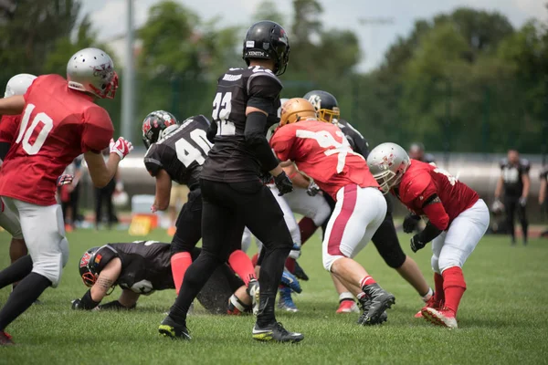 Cluj, Romanya - 17 Haziran 2018: Amerikan futbolu takımı Cluj Bükreş Romanya Kupası kupa içinde davaya yakın savaşçılar karşı yarı final maçı oynayan Haçlılar