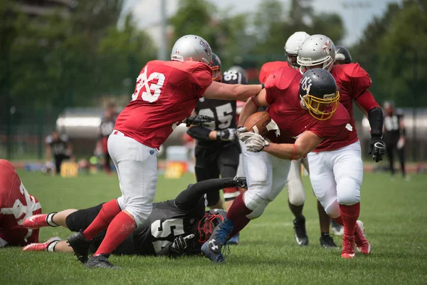 Cluj, Romanya - 17 Haziran 2018: Amerikan futbolu takımı Cluj Bükreş Romanya Kupası kupa içinde davaya yakın savaşçılar karşı yarı final maçı oynayan Haçlılar