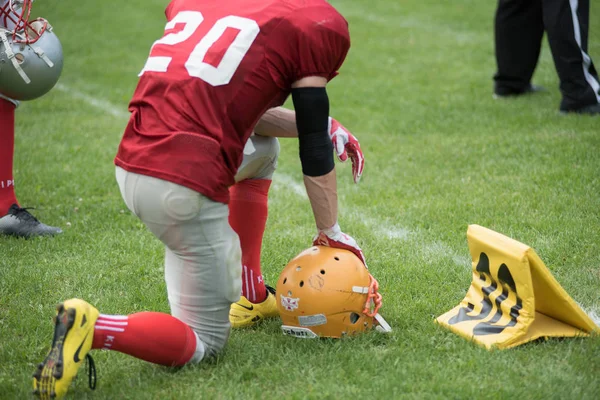 Cluj, Romanya - 17 Haziran 2018: Amerikan futbolu takımı Cluj Bükreş Romanya Kupası kupa içinde davaya yakın savaşçılar karşı yarı final maçı oynayan Haçlılar