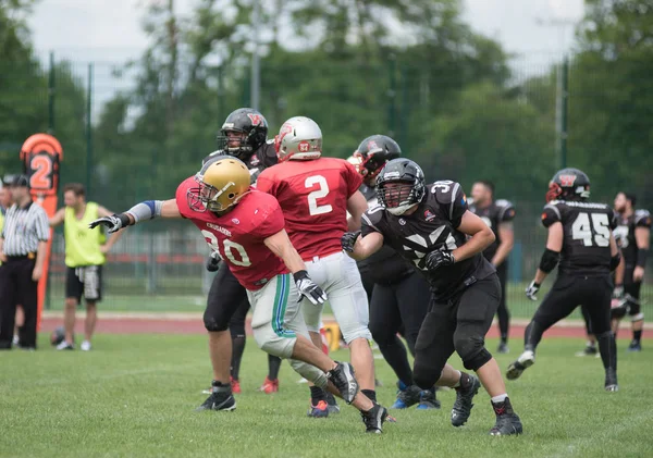 Cluj, Romanya - 17 Haziran 2018: Amerikan futbolu takımı Cluj Bükreş Romanya Kupası kupa içinde davaya yakın savaşçılar karşı yarı final maçı oynayan Haçlılar