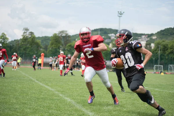 Cluj, Romanya - 17 Haziran 2018: Amerikan futbolu takımı Cluj Bükreş Romanya Kupası kupa içinde davaya yakın savaşçılar karşı yarı final maçı oynayan Haçlılar