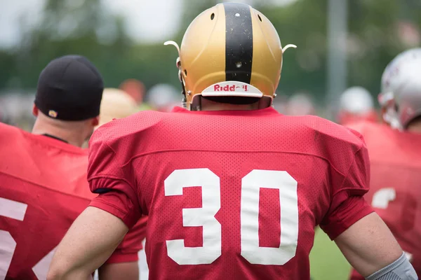 Cluj, Romanya - 17 Haziran 2018: Amerikan futbolu takımı Cluj Bükreş Romanya Kupası kupa içinde davaya yakın savaşçılar karşı yarı final maçı oynayan Haçlılar