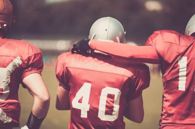 Tonda bir Amerikan futbolu oyuncusu eylem görüntüsünü
