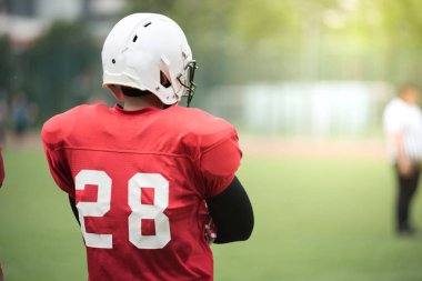 Resmini ayakta bir Amerikan futbolu oyuncusu