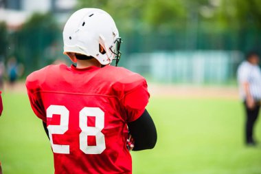 Doymuş bir Amerikan futbolu oyuncusu eylem görüntüsünü
