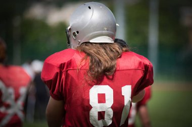 Bir Amerikan futbolu oyuncusu eylem görüntüsünü skeç