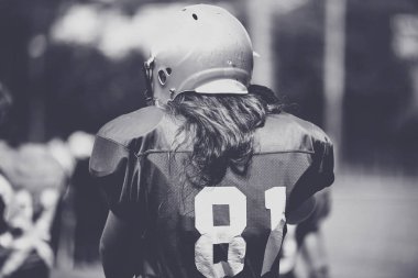 Tonda bir Amerikan futbolu oyuncusu eylem görüntüsünü