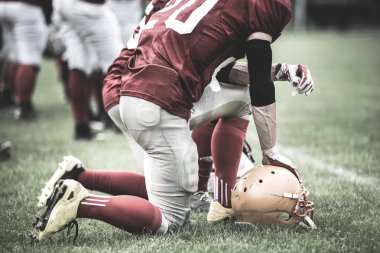 Tonda bir Amerikan futbolu oyuncusu eylem görüntüsünü