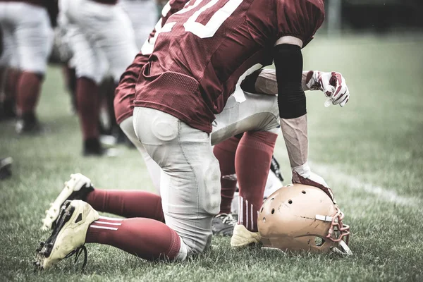 Tonda bir Amerikan futbolu oyuncusu eylem görüntüsünü