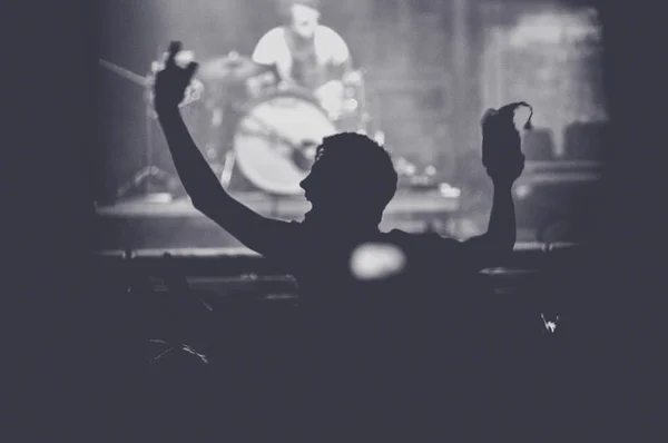 Люди Поднятыми Руками Тусуются Концертах Тонированное Изображение — стоковое фото