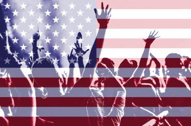 İnsanlar kutluyor Independece gün Amerika Birleşik Devletleri. Vatansever kavramı. Arka plan ABD bayrağı karıştırma ve yükseltilmiş kollu Kalabalığı eğlendirmekten silüeti