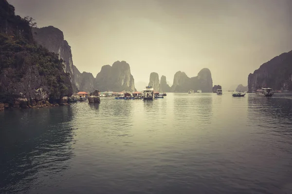 Neblige Halong Bucht Lang Vietnam Einem Regnerischen Tag Gefiltertes Und — Stockfoto