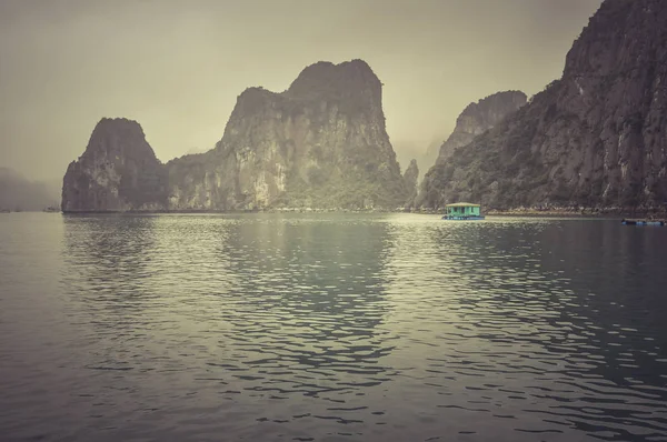 Misty Κόλπος Χαλόνγκ Long Βιετνάμ Μια Βροχερή Ημέρα Φιλτραρισμένο Και — Φωτογραφία Αρχείου