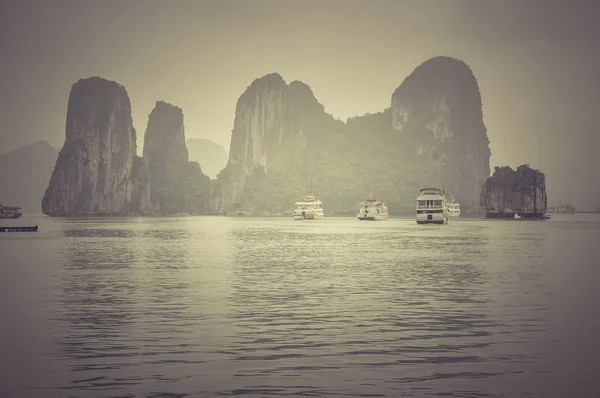 Neblige Halong Bucht Lang Vietnam Einem Regnerischen Tag Gefiltertes Und — Stockfoto